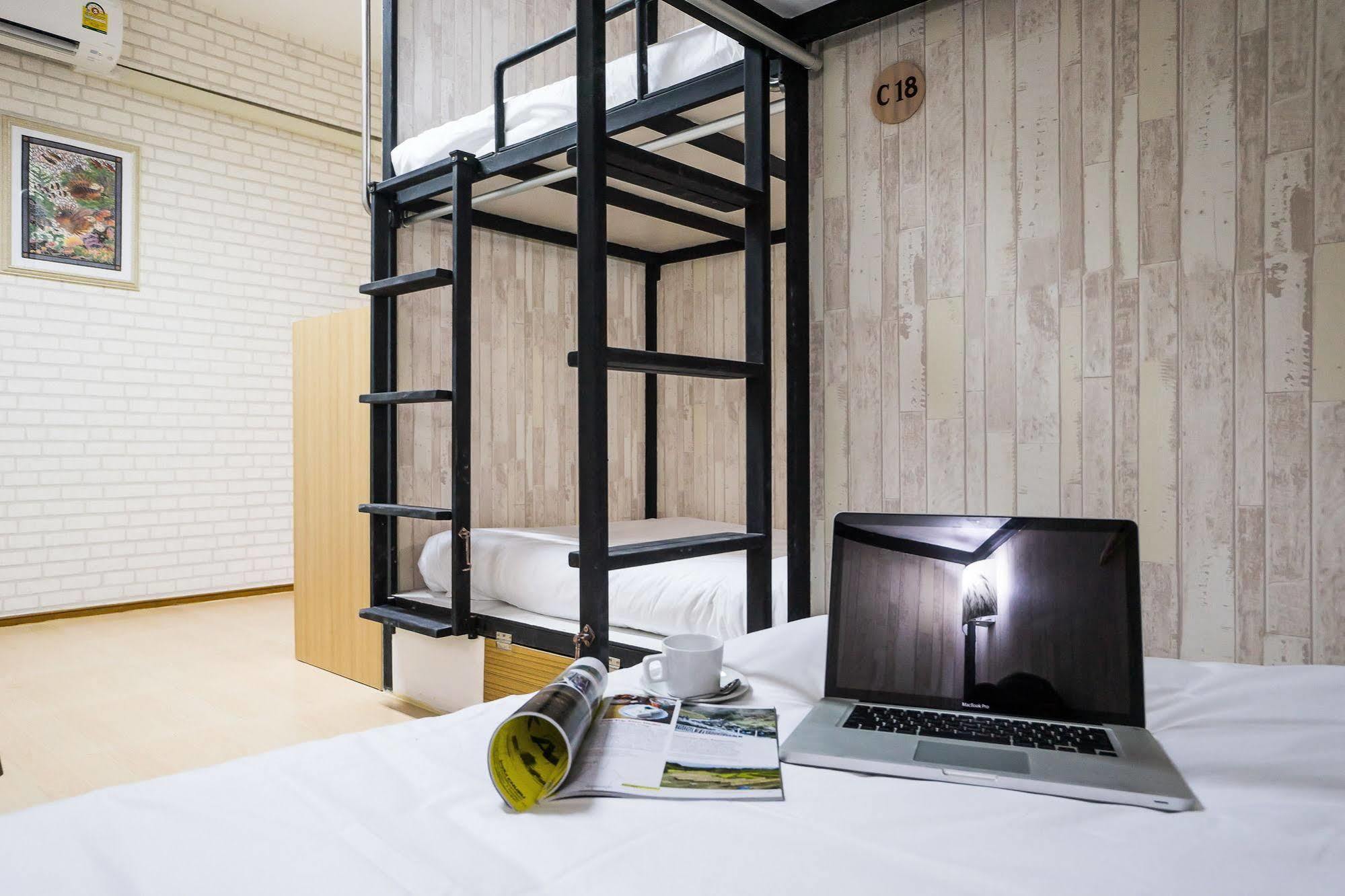 Hostel At Thonglor Бангкок Екстер'єр фото